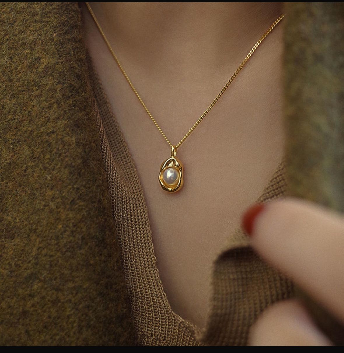 Gold Pearl Pendant Necklace